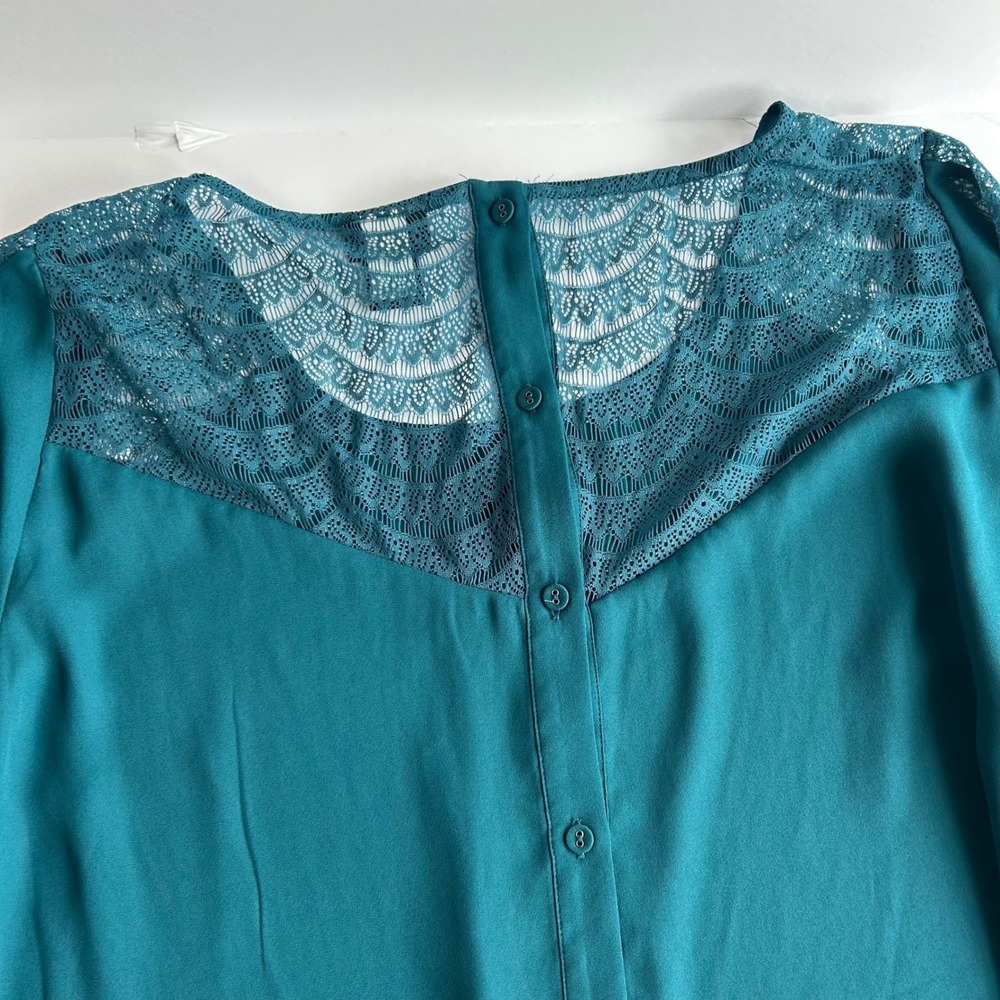 Torrid‎ Blouse Women Size 1 Teal Excellent Lace Yoke Back Button High Low Hem